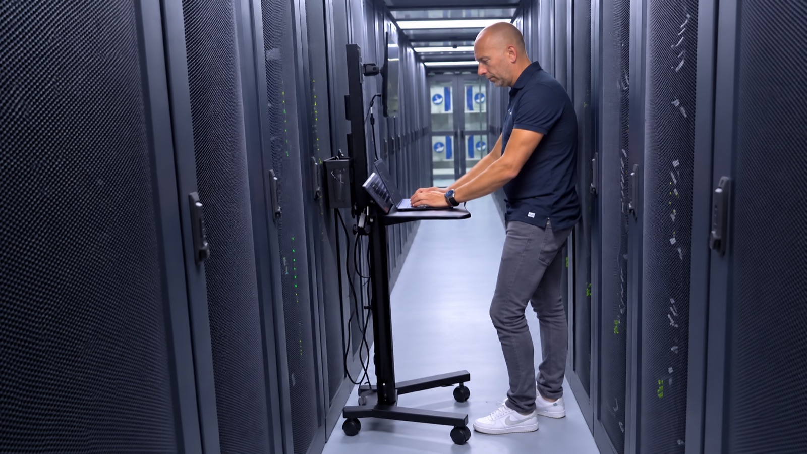 Een engineer aan het werk in het datacenter